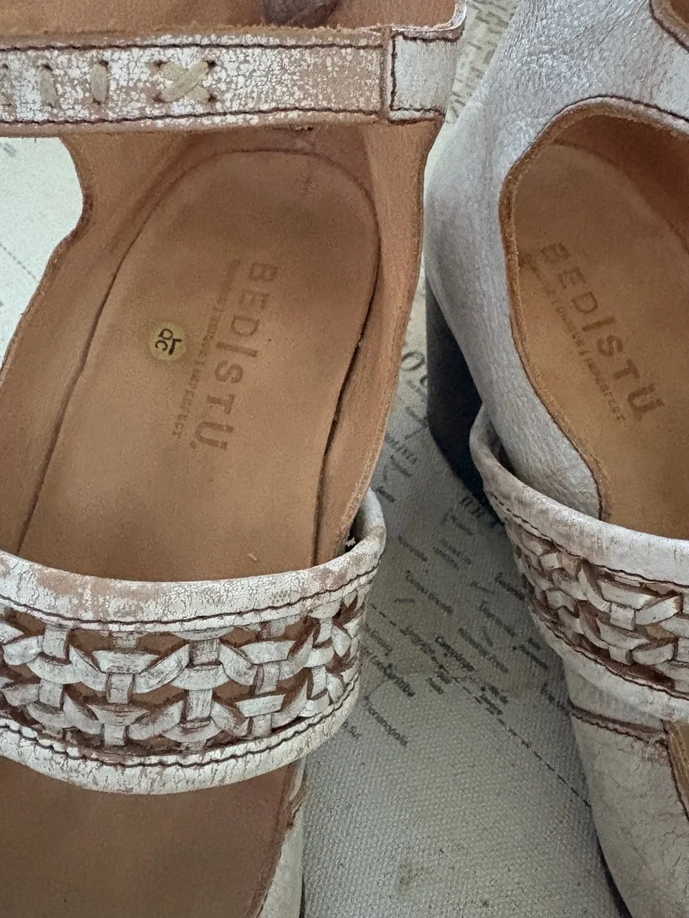 Bed Stu Baylor Beige Distressed Leather Heels Size 9 US Women'